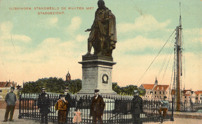 5931 'Vlissingen Standbeeld De Ruyter met Stadgezicht'