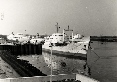 5949 Drie Oost-Duitse schepen liggen in de Buitenhaven om te bunkeren en om een reparatie te laten uitvoeren. Op de ...