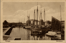 5954 'Vlissingen. Marinehaven' Marinehaven (Marinesluis) met schepen van het loodswezen. Op de achtergrond het Groot Arsenaal