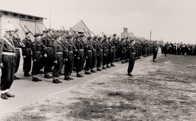 6011 Parade land- en zeemacht op het marineterrein aan de Binnenhaven te Vlissingen.