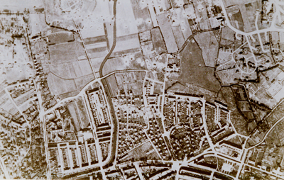 6024 Luchtfoto. Bombardement op Vlissingen op 6 oktober 1944. Onderaan van links naar rechts het Villapark. Verder de ...
