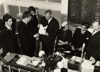 6027 In de De Ruyterschool wordt het model van het borstbeeld van M.A. de Ruyter aan burgemeester B. Kolff overhandigd. ...