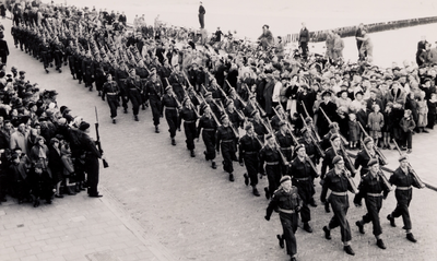 6044 Parade zee- en landmacht op de boulevard in Vlissingen. Op de verjaardag van Koningin Juliana.