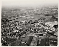 6060 Luchtfoto van Oost Souburg gezien in noordelijke richting. In het midden de Karolingische Burg en de Nederlandse ...