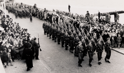 6078 Parade zee- en landmacht op de boulevard in Vlissingen. Op de verjaardag van Koningin Juliana.