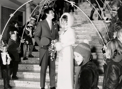 6083 Huwelijksfoto op de trap in het stadhuis van de heer J. van Leeuwen uit Vlissingen en mej. M.J.E. Pot, leidster ...