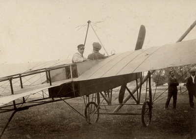 6088 Eerste vliegweek Vlissingen in 1911. In de Vliss. courant van 11-5-1911 stond: Vlissingse vliegweek van 22 tot 30 ...