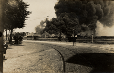 6098 Brand op het terrein van de Nedpam (Ned. Petroleum en Asphaltmaatschappij) op 25, 26 en 27 juli 1924. Gezien vanaf ...