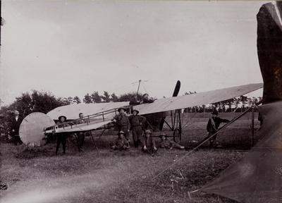 6107 Eerste vliegweek Vlissingen in 1911. In de Vliss. courant van 11-5-1911 stond: Vlissingse vliegweek van 22 tot 30 ...