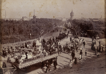 6111 Kroningsfeesten 5-6 september 1898. Optocht in de Badhuisstraat. Op de achtergrond ziet men rechts van de ...