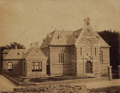 6116 Het tweede gebouw van de Doopsgezinde gemeente, nu aan de Van Dishoeckstraat. Op 6 juli 1890 ingewijd door ds. Tj. ...