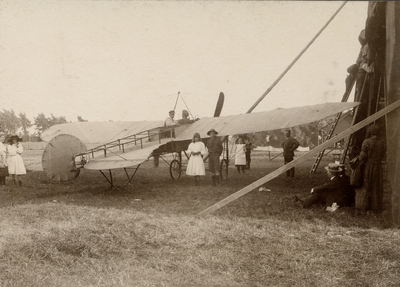 6119 Eerste vliegweek Vlissingen in 1911. In de Vliss. courant van 11-5-1911 stond: Vlissingse vliegweek van 22 tot 30 ...
