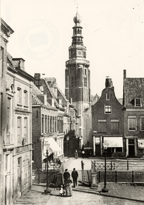 6190 De Kerkstraat en de St. Jacobstoren gezien vanaf de Bierkade en in het verlengde van de IJzeren Brug met rechts de ...