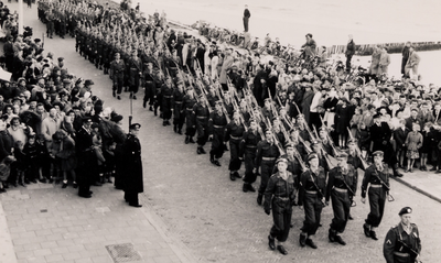 6203 Parade land- en zeemacht op de boulevard in Vlissingen. Op de verjaardag van Koningin Juliana.