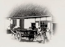 6272 Landbouwer Kluijfhout met vrouw, dochter Maatje en dienstmeisje voor hun hofstede op Zwanenburg