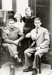 6281 Tweede Wereldoorlog. Familie de Jonge en Engelse sergeant in de achtertuin van hun woning en winkel in de ...