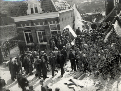 6283 Tweede Wereldoorlog. De Doopsgezinde Kerk in de Aagje Dekenstraat, hoek Van Dishoeckstraat op 24 april 1942 door ...