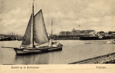 6387 'Gezicht op de Buitenhaven. Vlissingen'. Een binnenvaartschip vaart de haven uit, rechts achter ligt een ...