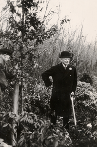 6433 Planting van een Juliana-eik in het Nollebos, t.g.v. het huwelijk op 7 jan. 1937 van Prinses Juliana met Prins ...