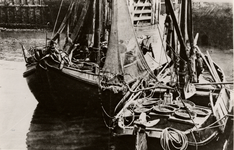 6436 De Engelse- of Vissershaven ca. 1925 met links de Arm.25, de Vrouw Grietje, schipper J. v.d. Ketterij