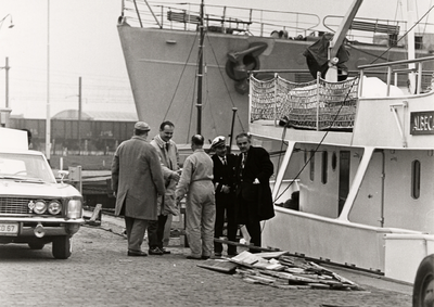 6467 Prins Rainier van Monaco bezoekt Vlissingen om zijn jacht 'Albecaro II' op te halen, dat vanaf 21 dec. 1963 in de ...