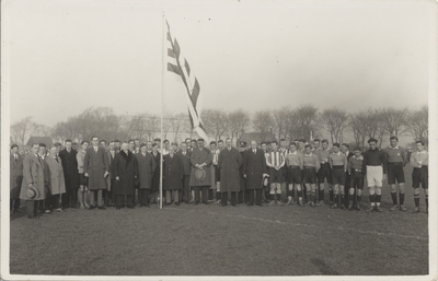 6576 Op het voetbalveld aan de Koudekerkseweg. Het aanbieden van de clubvlag van de VCV.Door de supporters van de ...