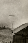 6586 De uit Amerika terugkerende Graf Zeppelin gezien vanaf het terrein van de S.H.V.