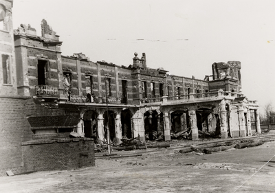 6609 Tweede Wereldoorlog. Het verwoeste hotel Britannia op Boulevard Evertsen