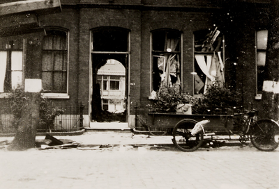 6633 Tweede Wereldoorlog. Bominslag op 9 januari 1941 in de namiddag. De voorzijde van het St. Jozef ziekenhuis ...