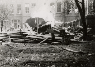 6634 Tweede Wereldoorlog. Bominslag op 9 januari 1941 in de namiddag. De voorzijde van het St. Jozef ziekenhuis ...