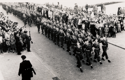 6663 Parade land- en zeemacht op de boulevard in Vlissingen. Op de verjaardag van Koningin Juliana.