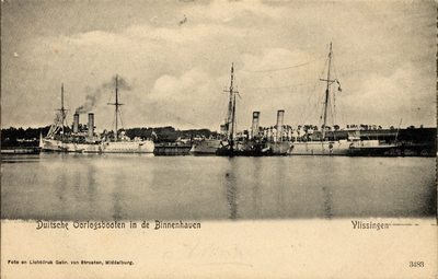 6707 'Duitsche Oorlogsboten in de Binnenhaven. Vlissingen'