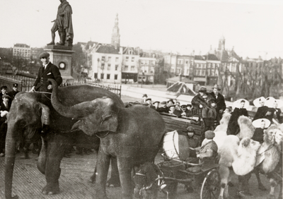 6746 Circusstoet op het Keizersbolwerk. Waarschijnlijk circus Carré of circus Althof