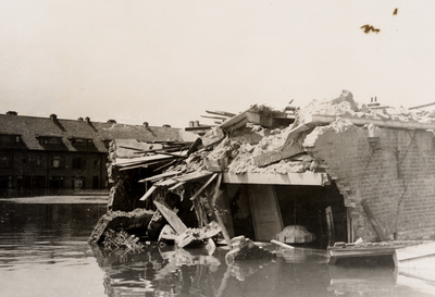 6760 Tweede Wereldoorlog. Verwoeste woning in het water in Tuindorp (Rozengracht?) na de inundatie met op de ...