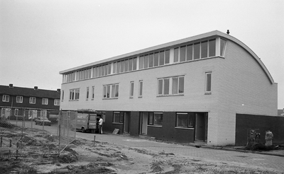 6807 Nieuwbouw in Paauwenburg zuid-oost na afbraak van de flatwoningen aan de Troelstraweg. De nieuwe straten die ...
