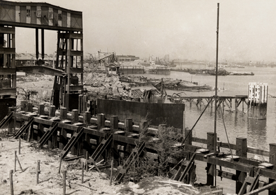 6865 Tweede Wereldoorlog. Verwoestingen in het havengebied met op de voorgrond de aanlegfuik van de Provinciale ...