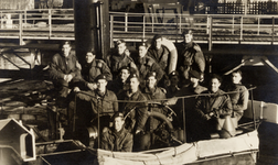 6889 Tweede Wereldoorlog. Landing van Nr.4 Commando op 1 november 1944. Kapitein O.F. Wilson (met hand op de railing) ...