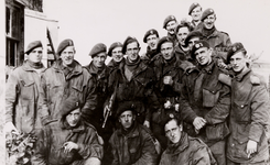 6952 Tweede Wereldoorlog. Landing vanuit Breskens op 1 november 1944 (nr.4 commando). Manschappen van troep 2 no.4 commando