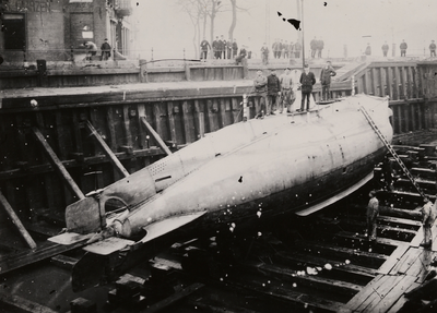 6955 Eerste in Nederland en op de werf 'De Schelde' gebouwde onderzeeboot 'Luctor et Emergo'. Bouwjaar: 1904