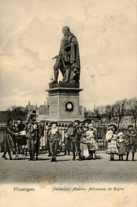 6989 'Vlissingen. Standbeeld Maarten Adriaansz. de Ruijter.'Standbeeld M.A. de Ruyter, Keizersbolwerk, Boulevard de Ruyter.