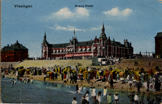 7126 'Vlissingen Grand Hotel'Badstrand en Boulevard Evertsen met het Grand Hotel des Bains (later Britannia).