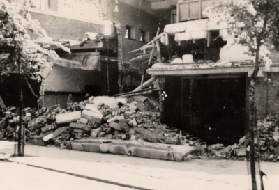 7134 Tweede Wereldoorlog. Verwoesting na een bombardement op 23 augustus 1943 op de brandweerkazerne in de Van Dishoeckstraat
