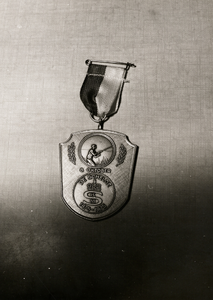7145 Feestelijkheden t.g.v. het 100-jarig bestaan van de K.M.S. Medaille van de viswedstrijden.