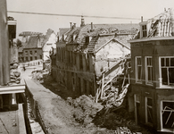 7196 Tweede Wereldoorlog. Bombardement op 1 juni 1942 in de namiddag om 18.33 uur. De achterzijde van de Weststraat. De ...