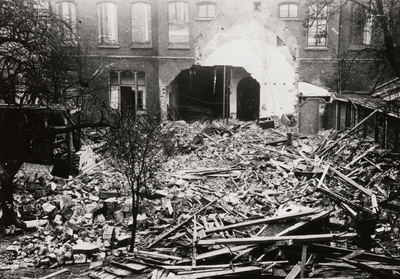 7198 Tweede Wereldoorlog. Bominslag op 9 januari 1941 in de namiddag. De voorzijde van het St. Jozef ziekenhuis ...
