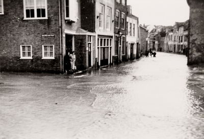 7200 De Slijkstraat, gezien in de richting van de Coosje Buskenstraat, na de overstroming in de nacht van 30 januari op ...