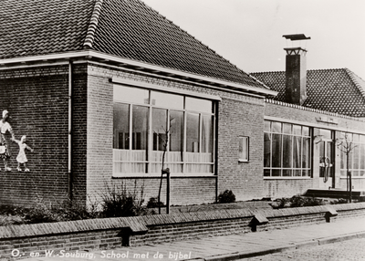 7223 De Prot. Chr. school: Bassisschool De Burcht (School met de Bijbel) aan de Van Visvlietstraat in Oost-Souburg