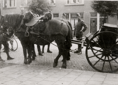 7246 Tweede Wereldoorlog. Artillerie gereed tot vertrek vanaf de voormalige schoenfabriek van de fa. Klijberg in de Van ...