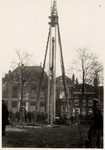 7264 De Herplaatsing van het Beeldenhuis in de Hendrikstraat. De eerste paal van het fundament wordt geheid