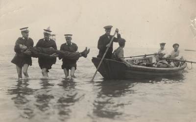 7275 Groep Rode Kruis medewerkers bij het badstrand in Vlissingen tijdens een oefening.